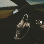 Wnętrze auta klasy średniej z kierownicą i deską rozdzielczą z bliska