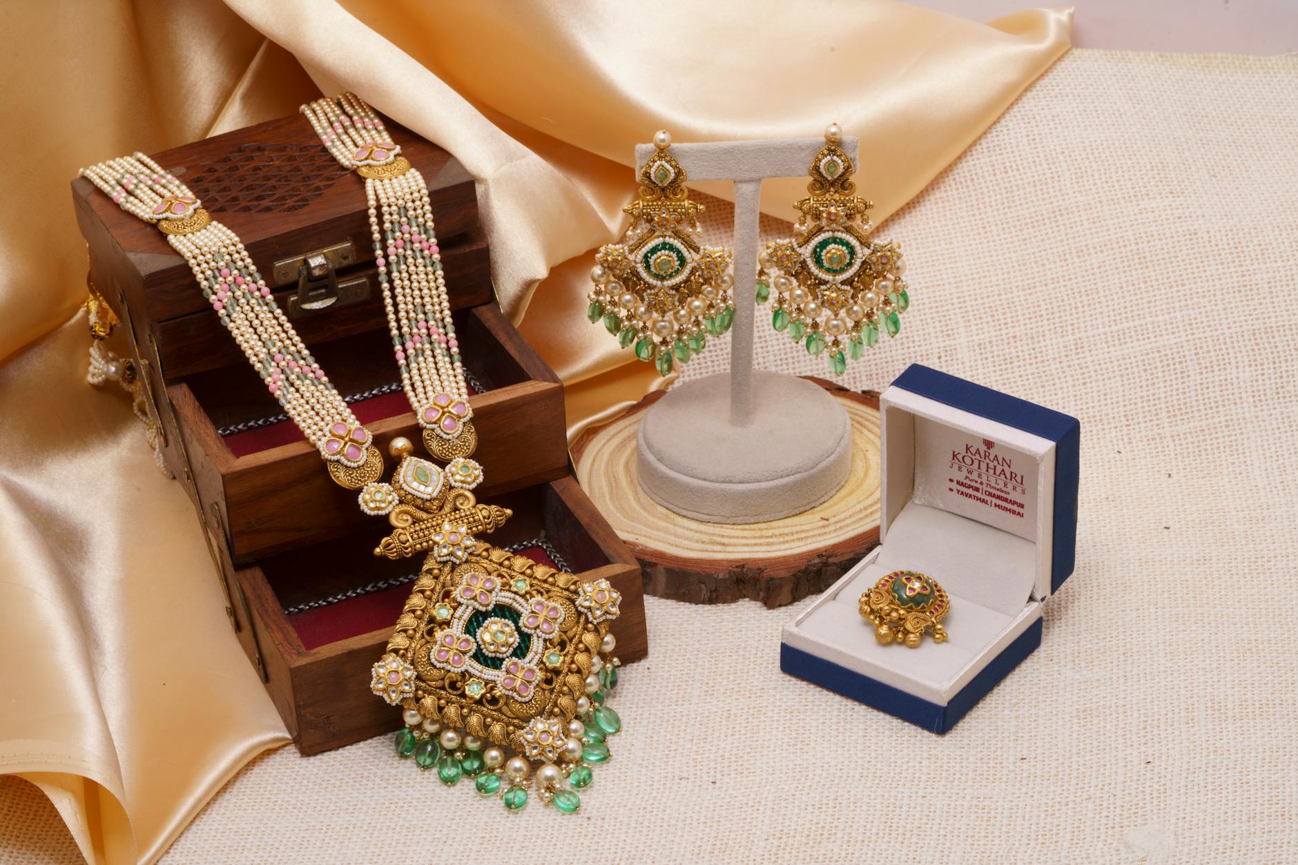 Zestaw indyjskiej złotej biżuterii z kolczykami, naszyjnikiem i pierścionkiem