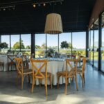 Jasna elegancka restauracja z dużymi oknami i widokiem na zewnątrz