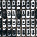 Widok z góry na uporządkowany parking z flotą samochodów