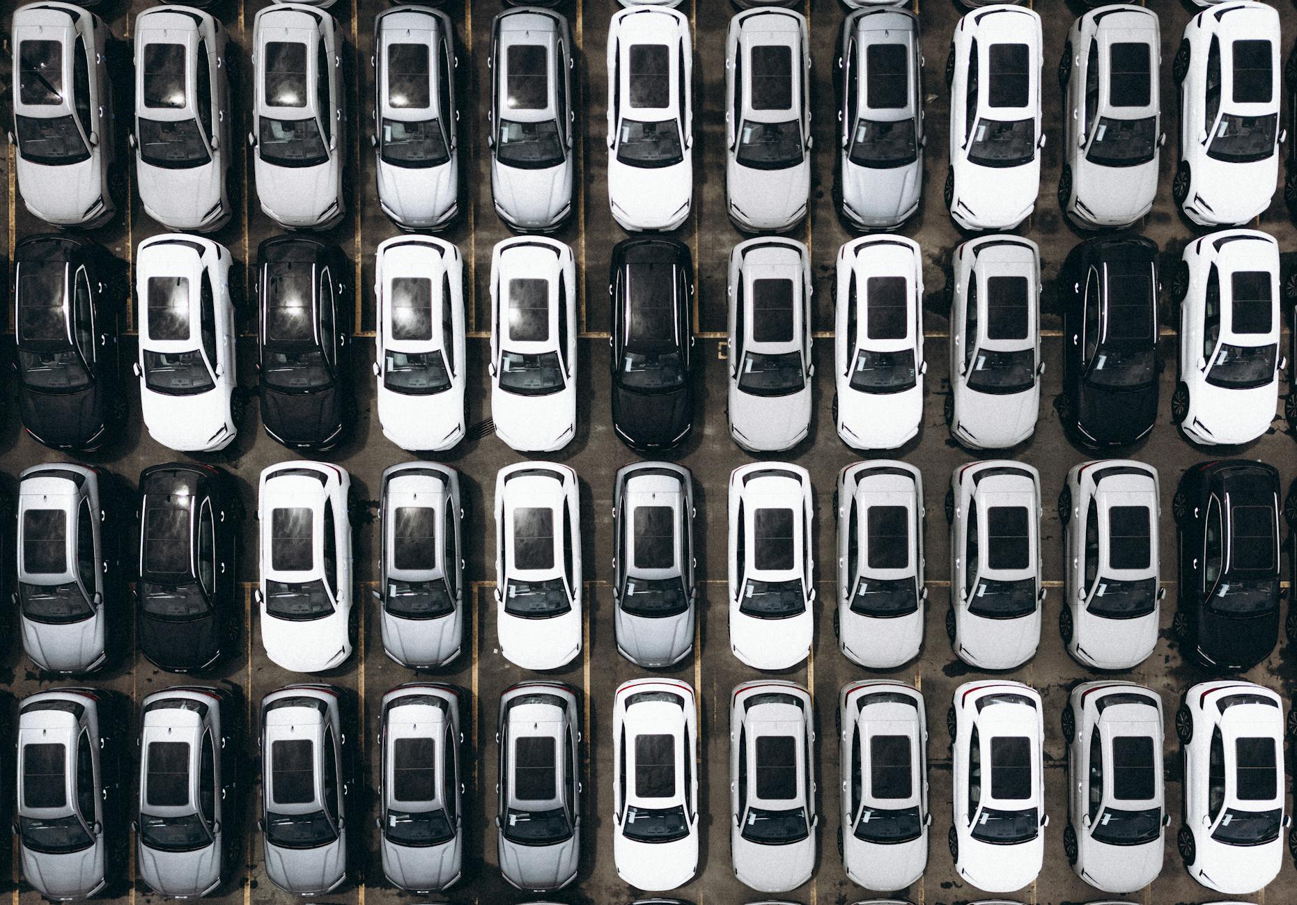 Widok z góry na uporządkowany parking z flotą samochodów