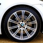 Detal felgi aluminiowej BMW M3 na nadkolu, podkreślający jej masę