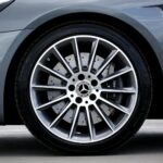 Detal felgi aluminiowej Mercedes-Benz, przykład felgi do jazdy po mieście
