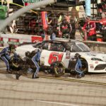 Pit stop auta wyścigowego NASCAR podczas zawodów w Miami