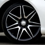 Zbliżenie eleganckiej felgi aluminiowej w luksusowym samochodzie