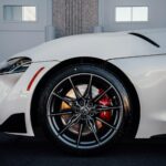 Zbliżenie na białe auto sportowe z lekkimi felgami aluminiowymi do driftu