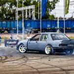 Samochód podczas dynamicznej rywalizacji driftingowej na torze