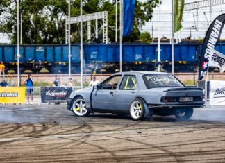Zbieżność a geometria zawieszenia – czym się różnią i kiedy samo ustawienie zbieżności nie wystarczy Samochód podczas dynamicznej rywalizacji driftingowej na torze