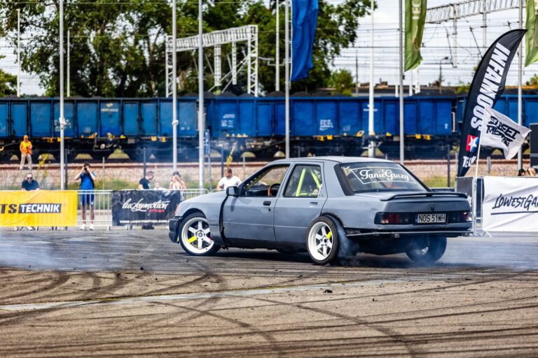 Samochód podczas dynamicznej rywalizacji driftingowej na torze